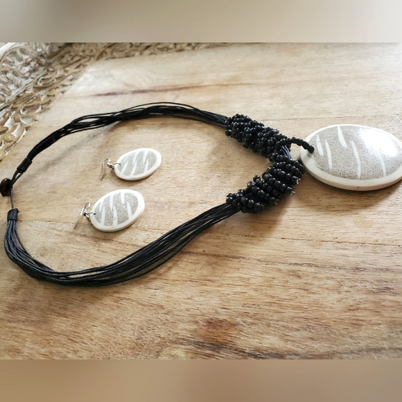 Jewelery set- Shell pendant on multistrand necklace with matching earrings - Picture 5 of 8